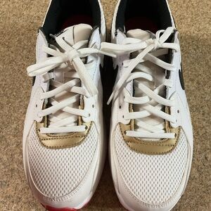 Nike AirMax. Women’s 7.5